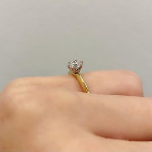 圆形钻石 6 爪黄金订婚戒指 - 照片 4