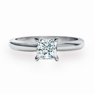 经典公主方形切割钻石订婚戒指