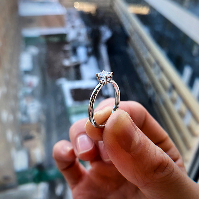 公主方形切割钻石订婚戒指 - 照片 3