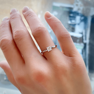 经典公主方形切割钻石订婚戒指 - 照片 3
