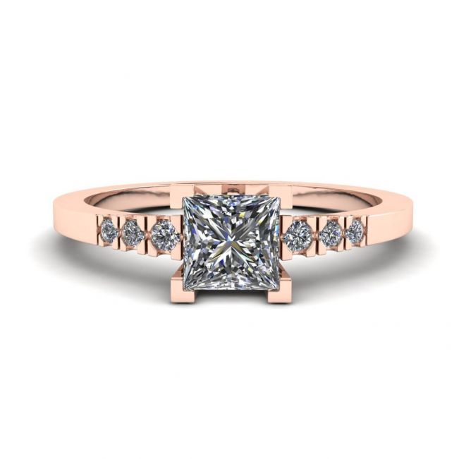 公主方形切割钻石戒指，镶有 3 颗小边钻石玫瑰金