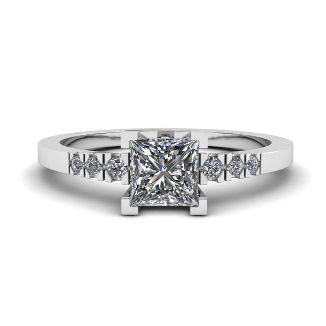 公主方形切割钻石戒指，镶有 3 颗小边钻石
