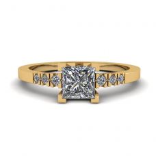 公主方形切割钻石戒指，镶有 3 颗小边钻石黄金