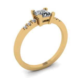 公主方形切割钻石戒指，镶有 3 颗小边钻石黄金 - 照片 3