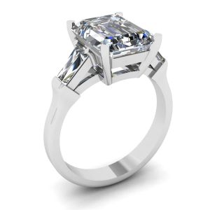 三石祖母绿和长方形钻石订婚戒指 - 照片 3