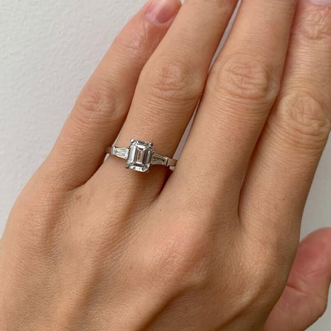 三石祖母绿和长方形钻石订婚戒指 - 照片 4