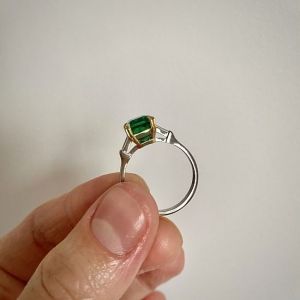 3 克拉祖母绿戒指，侧面镶嵌长方形钻石 - 照片 5