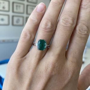 3.31 克拉祖母绿和侧面万亿钻石戒指 - 照片 6
