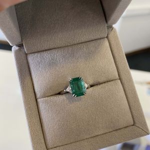 3.31 克拉祖母绿和侧面万亿钻石戒指 - 照片 4