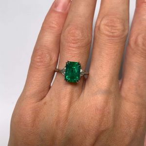3.31 克拉祖母绿和侧面万亿钻石戒指 - 照片 5