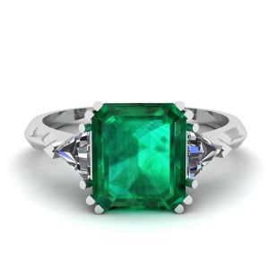 3.31 克拉祖母绿和侧面万亿钻石戒指