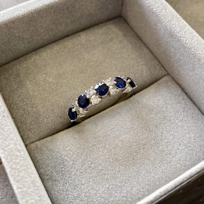 镶有蓝宝石和钻石的现代花环戒指 - 照片 4