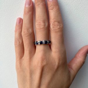 镶有蓝宝石和钻石的现代花环戒指 - 照片 5
